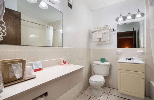 Windsor Locks Hotel | Convenient Econo Lodge Inn & Suites Near Airport with Dining