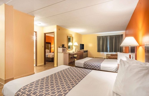 Windsor Locks Hotel | Convenient Econo Lodge Inn & Suites Near Airport with Dining