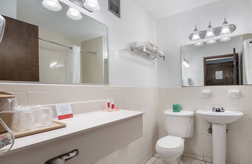 Windsor Locks Hotel | Convenient Econo Lodge Inn & Suites Near Airport with Dining