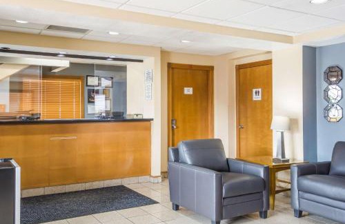 Mission Hotel | Budget-Friendly Econo Lodge Inn & Suites near Shawnee Mission