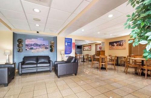 Mission Hotel | Budget-Friendly Econo Lodge Inn & Suites near Shawnee Mission