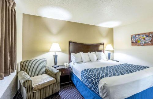 Auburn Hotel | Budget-Friendly Econo Lodge Inn & Suites with Pool Access