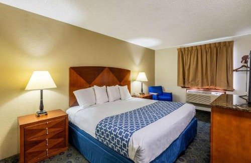 Auburn Hotel | Budget-Friendly Econo Lodge Inn & Suites with Pool Access