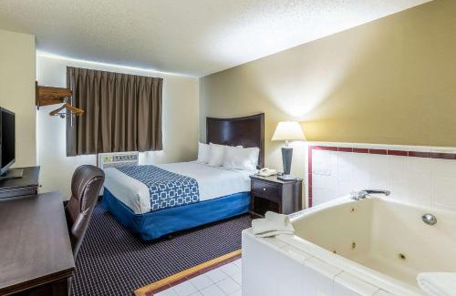 Auburn Hotel | Budget-Friendly Econo Lodge Inn & Suites with Pool Access