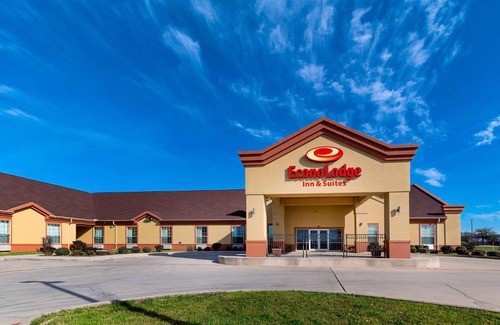 Bridgeport Hotel | Cozy Econo Lodge Inn & Suites with Oceanfront Pool Access