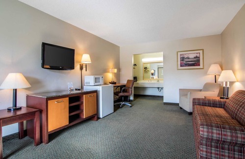 Dublin Hotel | Budget-Friendly Econo Lodge Inn & Suites with Pool and Dining