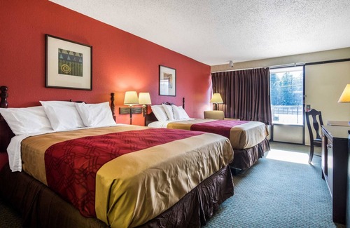 Dublin Hotel | Budget-Friendly Econo Lodge Inn & Suites with Pool and Dining
