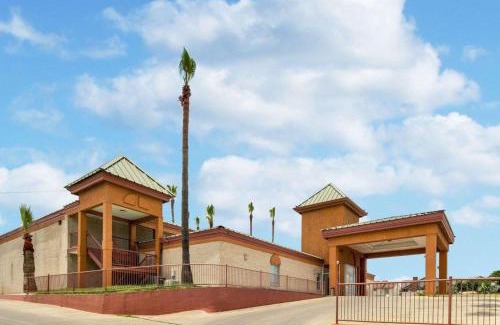 Eagle Pass Hotel | Budget-Friendly Stay at Econo Lodge Inn & Suites with Pool