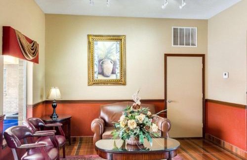 Eagle Pass Hotel | Budget-Friendly Stay at Econo Lodge Inn & Suites with Pool