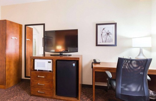 North Shore Hotel | Budget-Friendly Econo Lodge Inn & Suites with Pool & Spa