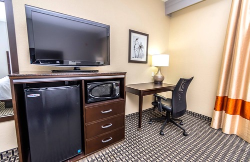 North Shore Hotel | Budget-Friendly Econo Lodge Inn & Suites with Pool & Spa