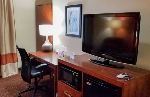 North Shore Hotel | Budget-Friendly Econo Lodge Inn & Suites with Pool & Spa