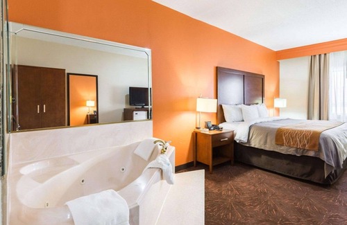 North Shore Hotel | Budget-Friendly Econo Lodge Inn & Suites with Pool & Spa