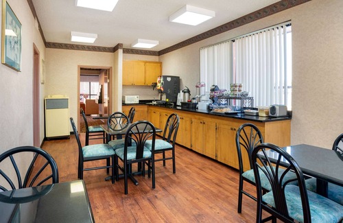 Forest Hotel | Budget-Friendly Econo Lodge Inn And Suites with Pool & Breakfast