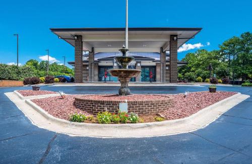 Huntsville Hotel | Budget-Friendly Econo Lodge Inn & Suites Near University