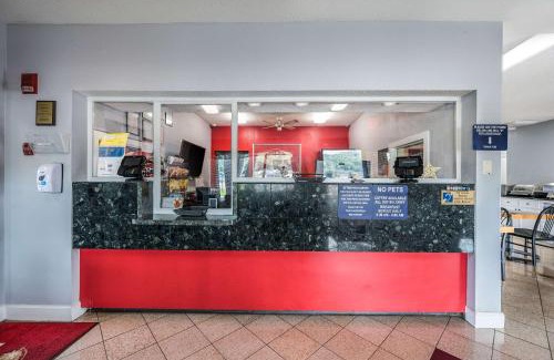 Huntsville Hotel | Budget-Friendly Econo Lodge Inn & Suites Near University