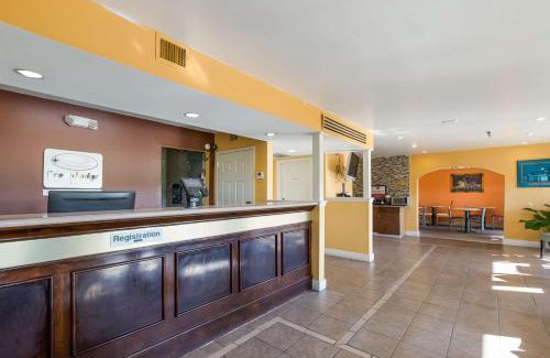 Hillview Hotel | Budget-Friendly Econo Lodge Inn & Suites with Breakfast