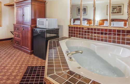 Madras Hotel | Budget-Friendly Stay at Econo Lodge Inn & Suites Madras