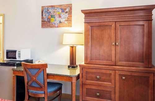 Madras Hotel | Budget-Friendly Stay at Econo Lodge Inn & Suites Madras