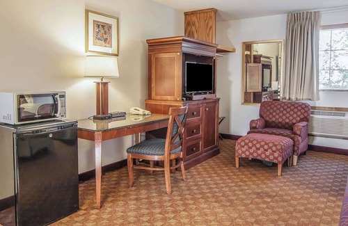 Madras Hotel | Budget-Friendly Stay at Econo Lodge Inn & Suites Madras