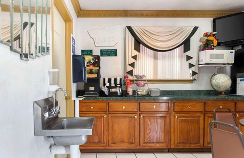 Southside Hotel | Convenient Stay at Econo Lodge Inn & Suites Near Lackland AFB