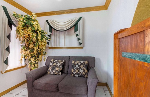 Southside Hotel | Convenient Stay at Econo Lodge Inn & Suites Near Lackland AFB