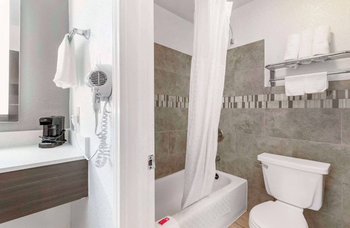 Southside Hotel | Convenient Stay at Econo Lodge Inn & Suites Near Lackland AFB