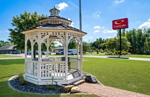 Eau Claire Hotel | Budget-Friendly Econo Lodge Inn & Suites with Pet Amenities