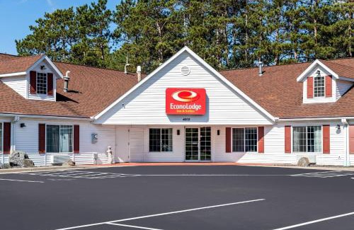 Eau Claire Hotel | Budget-Friendly Econo Lodge Inn & Suites with Pet Amenities