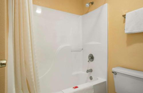 Evergreen Hotel | Pet-Friendly Econo Lodge with Free Breakfast & Family Amenities