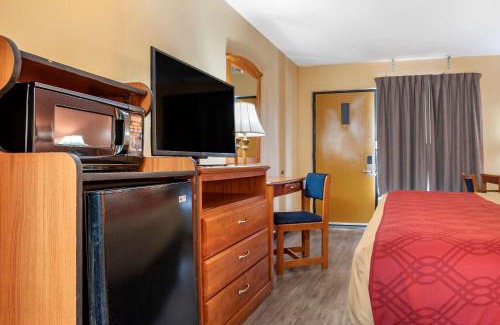 Evergreen Hotel | Pet-Friendly Econo Lodge with Free Breakfast & Family Amenities