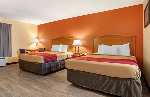 Evergreen Hotel | Budget-Friendly Econo Lodge Inn & Suites with Family Amenities