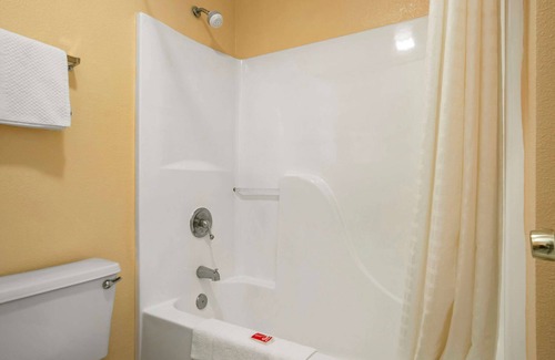 Evergreen Hotel | Budget-Friendly Econo Lodge Inn & Suites with Family Amenities