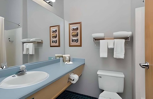 Jackpot Hotel | Budget-Friendly Econo Lodge Inn & Suites with Breakfast