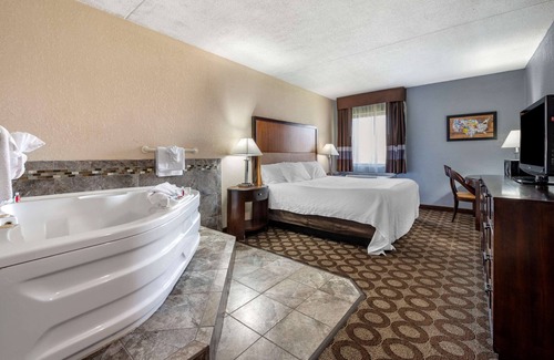 Lafayette Hotel | Budget-Friendly Econo Lodge Inn & Suites with Great Amenities