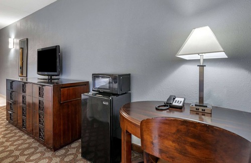Lafayette Hotel | Budget-Friendly Econo Lodge Inn & Suites with Great Amenities