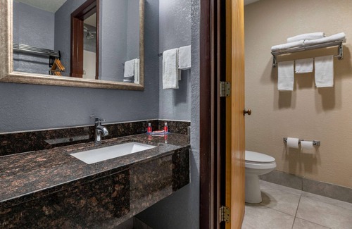 Lafayette Hotel | Budget-Friendly Econo Lodge Inn & Suites with Great Amenities