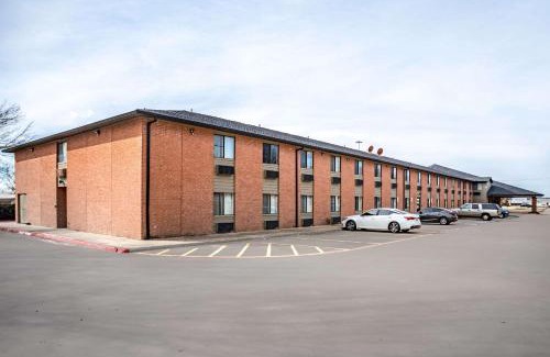 McKinney Hotel | Budget-Friendly Econo Lodge Inn & Suites with Pool Access
