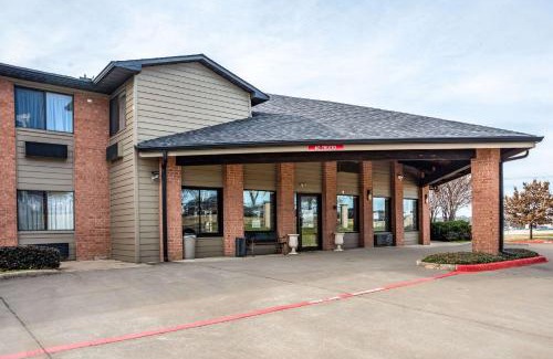 McKinney Hotel | Budget-Friendly Econo Lodge Inn & Suites with Pool Access