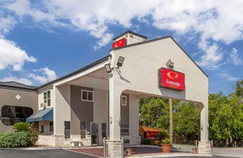 Southside Hotel | Comfortable Econo Lodge Inn & Suites Near Lackland AFB