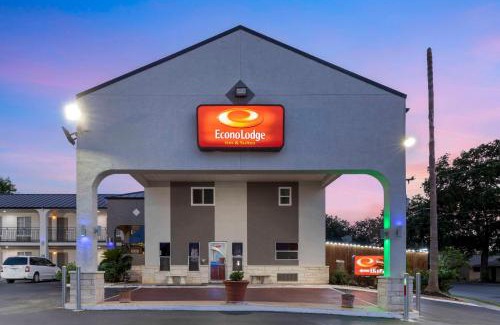 Southside Hotel | Comfortable Econo Lodge Inn & Suites Near Lackland AFB
