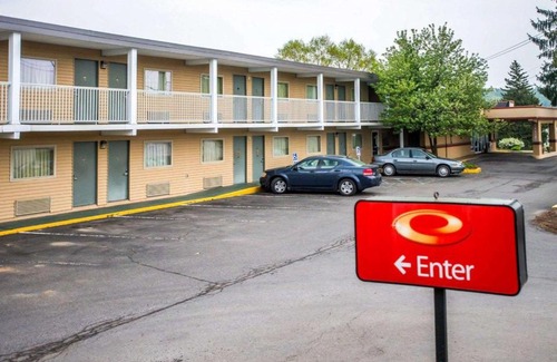 Shamokin Dam Hotel | Convenient Econo Lodge Inn & Suites with Pool and Hot Tub