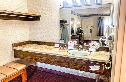 Winnemucca Hotel | Budget-Friendly Econo Lodge Inn & Suites with Pool & Kitchen