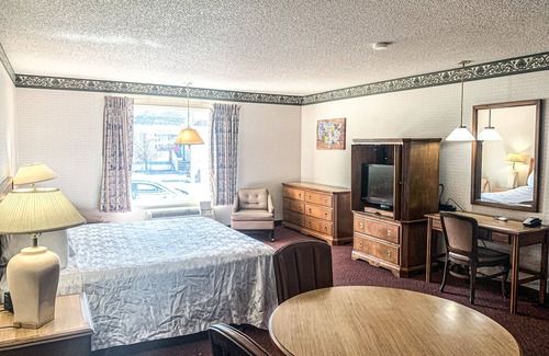 Winnemucca Hotel | Budget-Friendly Econo Lodge Inn & Suites with Pool & Kitchen