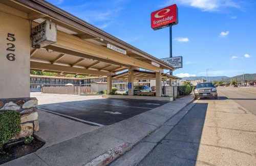 Yreka Hotel | Budget-Friendly Econo Lodge Inn & Suites with Pool Access
