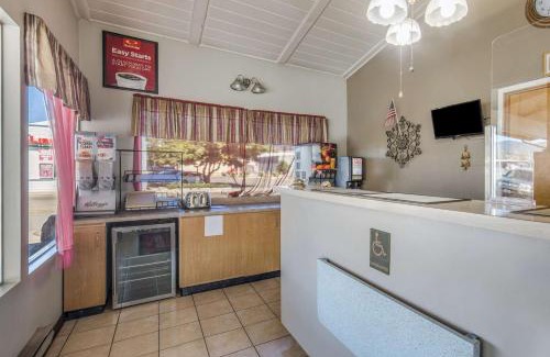 Yreka Hotel | Budget-Friendly Econo Lodge Inn & Suites with Pool Access