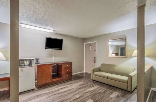Yreka Hotel | Budget-Friendly Econo Lodge Inn Suites with Pool & Dining