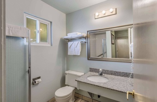 Yreka Hotel | Budget-Friendly Econo Lodge Inn Suites with Pool & Dining
