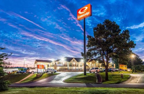 Jasper Hotel | Pet-Friendly Econo Lodge with Pool and Family Amenities