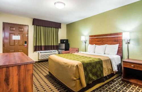 Jasper Hotel | Pet-Friendly Econo Lodge with Pool and Family Amenities
